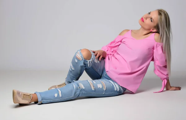 Young Woman Posing Studio Light Background — Stock Photo, Image