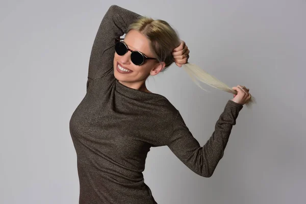 Mujer Joven Vestido Gafas Sol Posando Estudio Sobre Fondo Claro — Foto de Stock