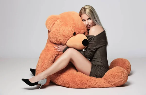 Portrait Beautiful Blonde Woman Hugging Big Teddy Bear Posing Studio — Stock Photo, Image