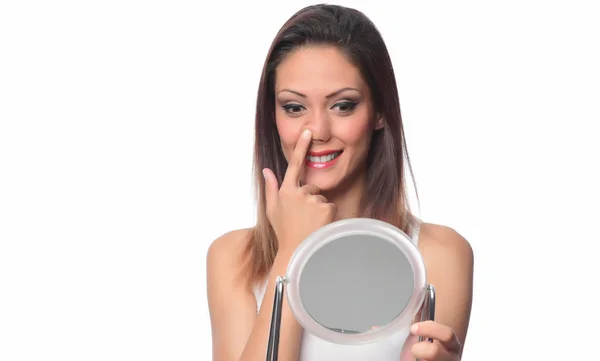 Genç Bir Kadın Yüzüne Ayna Denetleme — Stok fotoğraf