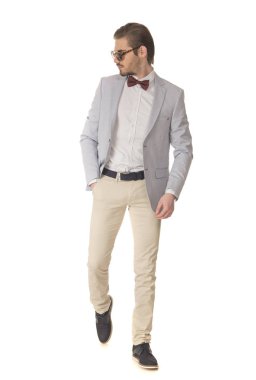 Studio beyaz arka plan üzerinde poz güzel moda yakışıklı adam