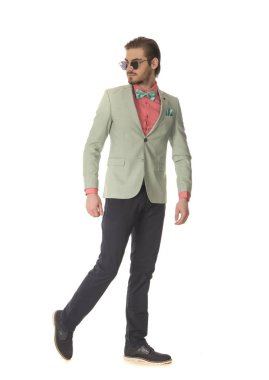 Studio beyaz arka plan üzerinde poz güzel moda yakışıklı adam