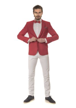 Studio beyaz arka plan üzerinde poz güzel moda yakışıklı adam