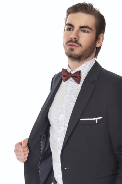 Studio beyaz arka plan üzerinde poz güzel moda yakışıklı adam