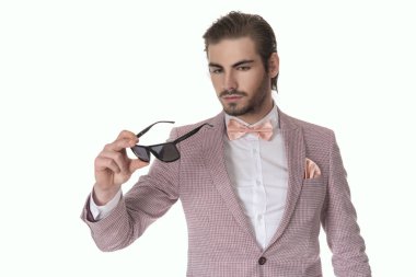 Studio beyaz arka plan üzerinde poz güzel moda yakışıklı adam