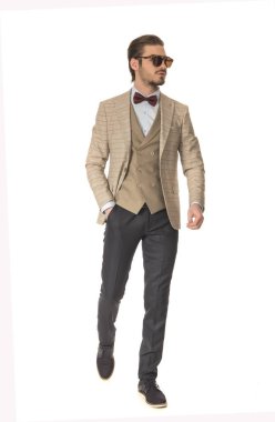 Studio beyaz arka plan üzerinde poz güzel moda yakışıklı adam