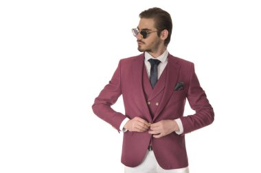 Studio beyaz arka plan üzerinde poz güzel moda yakışıklı adam