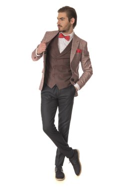 Studio beyaz arka plan üzerinde poz güzel moda yakışıklı adam