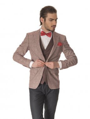 Studio beyaz arka plan üzerinde poz güzel moda yakışıklı adam