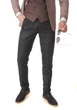 Studio beyaz arka plan üzerinde poz güzel moda yakışıklı adam