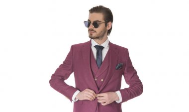 Studio beyaz arka plan üzerinde poz güzel moda yakışıklı adam