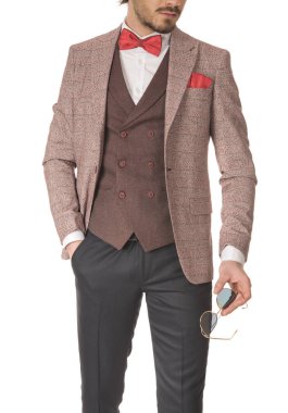 Studio beyaz arka plan üzerinde poz güzel moda yakışıklı adam