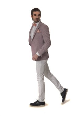 Studio beyaz arka plan üzerinde poz güzel moda yakışıklı adam