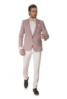 Studio beyaz arka plan üzerinde poz güzel moda yakışıklı adam