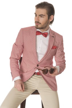 Studio beyaz arka plan üzerinde poz güzel moda yakışıklı adam