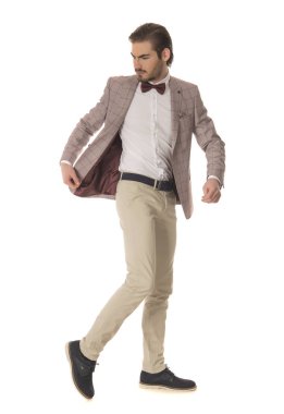 Studio beyaz arka plan üzerinde poz güzel moda yakışıklı adam