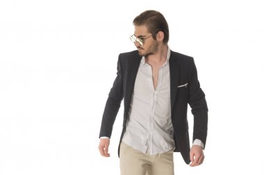 Studio beyaz arka plan üzerinde poz güzel moda yakışıklı adam