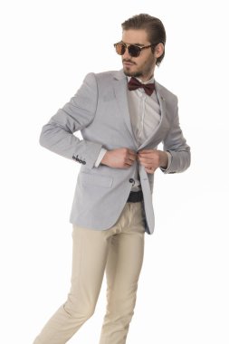 Studio beyaz arka plan üzerinde poz güzel moda yakışıklı adam