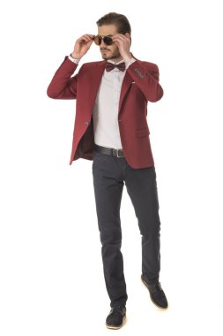 Studio beyaz arka plan üzerinde poz güzel moda yakışıklı adam