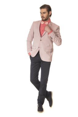 Studio beyaz arka plan üzerinde poz güzel moda yakışıklı adam