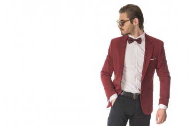 Studio beyaz arka plan üzerinde poz güzel moda yakışıklı adam