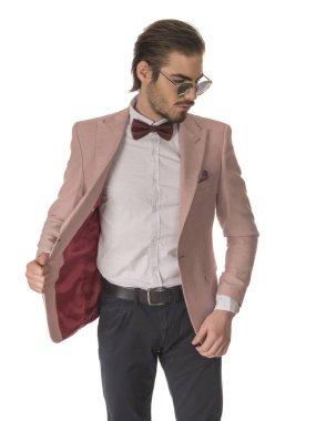 Studio beyaz arka plan üzerinde poz güzel moda yakışıklı adam