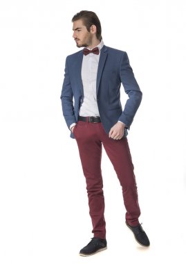 Studio beyaz arka plan üzerinde poz güzel moda yakışıklı adam