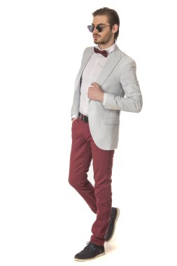 Studio beyaz arka plan üzerinde poz güzel moda yakışıklı adam