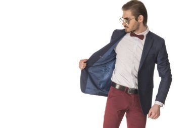 Studio beyaz arka plan üzerinde poz güzel moda yakışıklı adam