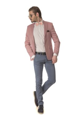 Studio beyaz arka plan üzerinde poz güzel moda yakışıklı adam