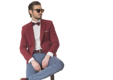 Studio beyaz arka plan üzerinde poz güzel moda yakışıklı adam