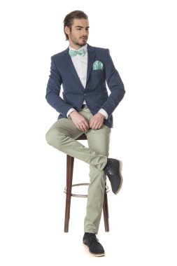 Studio beyaz arka plan üzerinde poz güzel moda yakışıklı adam