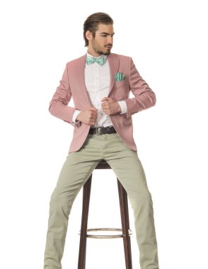 Studio beyaz arka plan üzerinde poz güzel moda yakışıklı adam