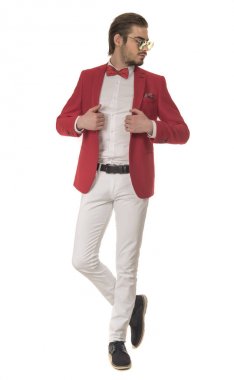 Studio beyaz arka plan üzerinde poz güzel moda yakışıklı adam