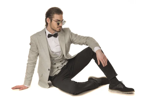 Schöne Modische Schöner Mann Posiert Studio Auf Weißem Hintergrund — Stockfoto