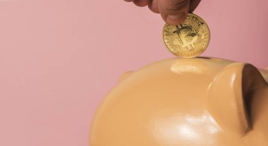erkek el kumbara bitcoin koyarak. kripto para yatırım konsepti