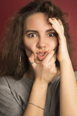 Uzun saçlı güzel bir genç kadının portresi.