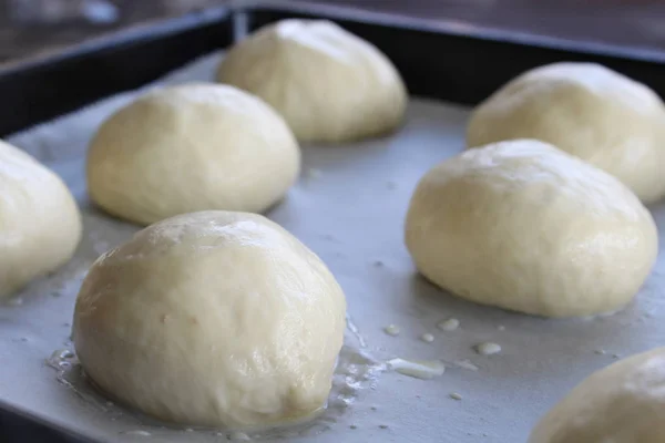 Råa Obakade Bullar Redo Att Baka Hembakade Påsk Traditionella Hot — Stockfoto