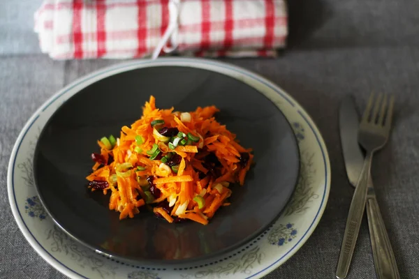 Plaka üzerinde tatlı havuç salatası