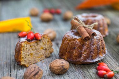 Tarçın, gül kalça ve sonbahar Reaply ile kabak pasta