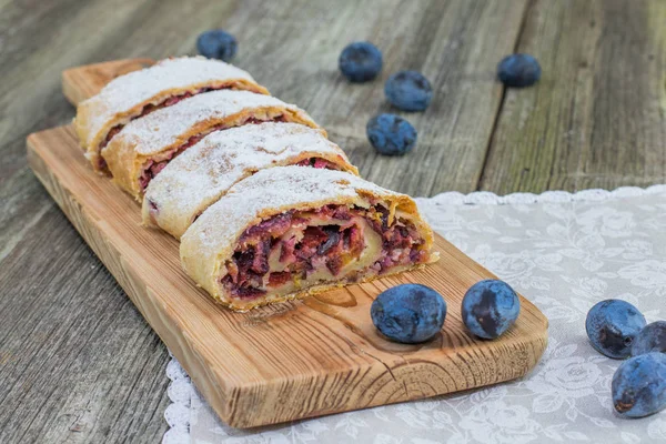 Üzerinde ahşap tahta ahşap ile taze Erik Erik strudel