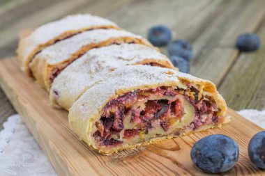 Ayrıntı üzerinde Erik strudel ahşap tahta ahşap taze Erik ile üzerinde