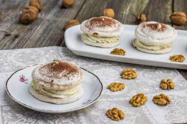 Ceviz beze kakaolu beyaz plaka üzerinde