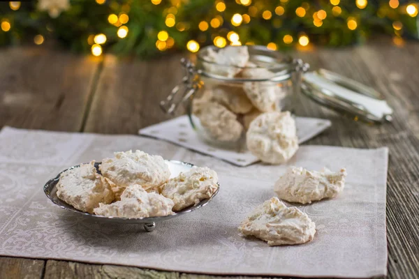 Dulces de Navidad merengue de coco en una placa de metal — Foto de Stock