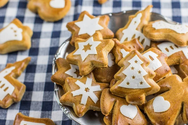 Árbol de Navidad en forma de pan de jengibre con estrellas con othe — Foto de Stock