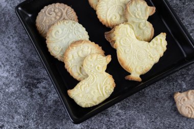 Siyah tepside kabartmalı paskalya yağı bisküvileri.