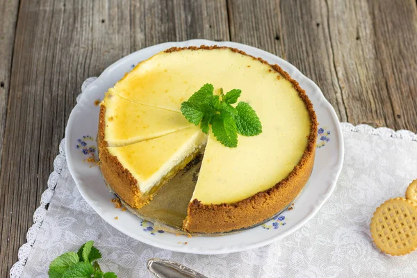 Üstünden nane yapraklı robarb peynirli kek.