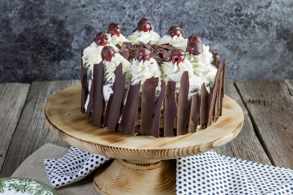 Detalhe Sobre Bolo Schwarzwald Tradicional Com Cerejas Chocolate — Fotografia de Stock