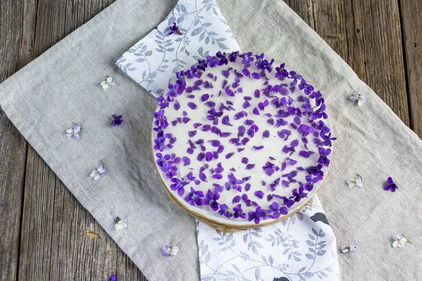 Gâteau Pana Cotta Avec Des Violettes Gelée Haut Posé Sur Images De Stock Libres De Droits