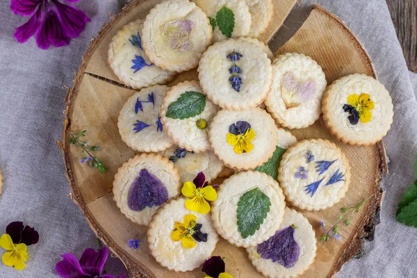 Vista Superior Biscoitos Florais Amêndoa Com Flores Comestíveis Como Violetas Fotos De Bancos De Imagens